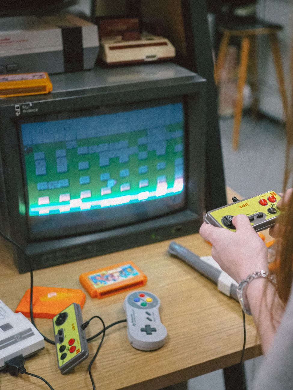 Écran rétro de jeux vidéo avec manette